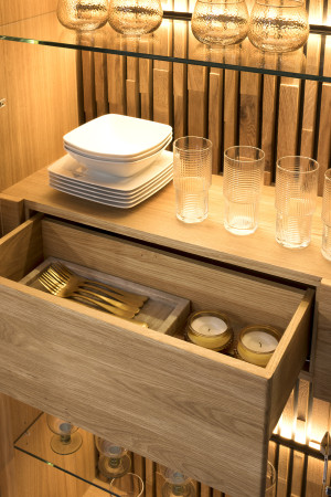 Magas fa komód üveggel  - 3