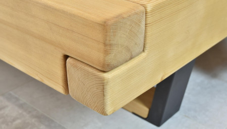 Tömörfa ágykeret fém lábakkal lucfenyőből, Laura 180 x 200  - 1