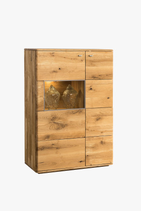 Magas fa komód üveges résszel, világított tárolóval, barna színű