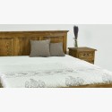 Manželská postel v rustikálním stylu