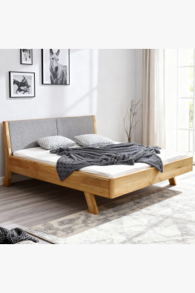 Tömör tölgy kétszemélyes ágy szürke kárpitozott fejtámlával 160x200 cm