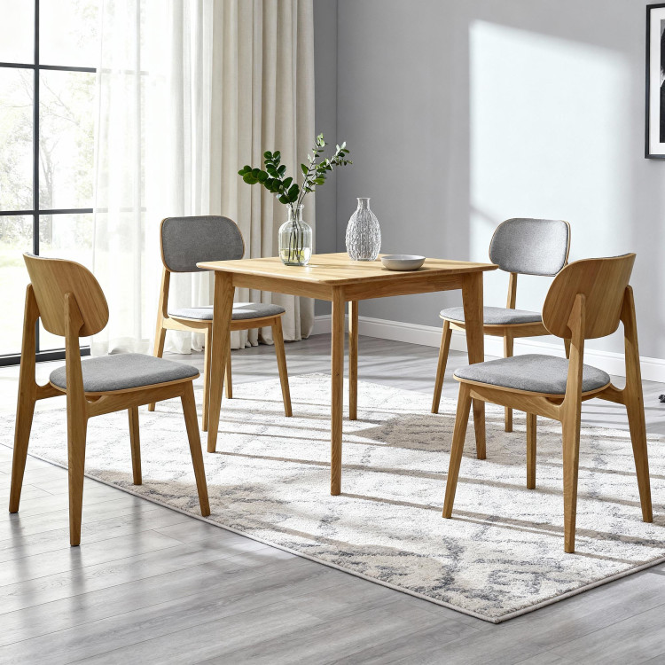 Négyzet alakú tölgyfa étkezőasztal a konyhába négy masszív fa székkel  - 1