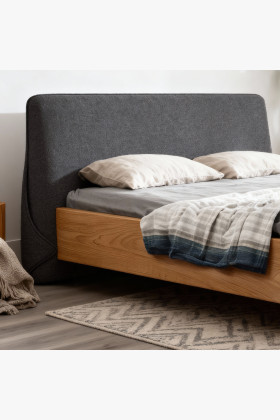 Tölgyfa ágy támlával 180 x 200  - 1 2