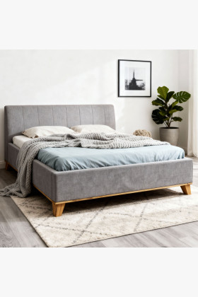 Szürkésbarna kárpitos franciaágy fa lábakkal és ágyneműtartóval