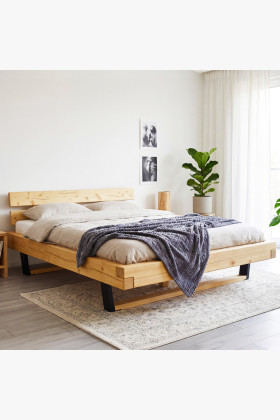 Tömör fenyő ágy fekete fém lábakkal, kárpitozott fejvéggel 160x200