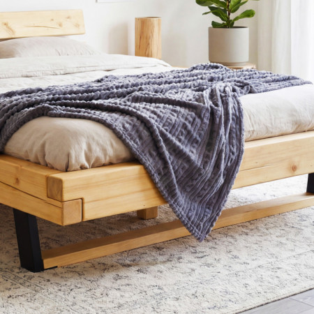 Tömör fenyőfa ágy lábakkal, Laura 160 x 200 cm  - 5