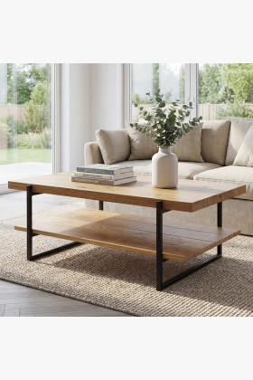 Masszív tölgy dohányzóasztal polccal, fekete matt fém lábakkal