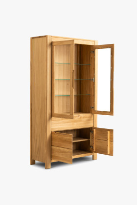 Tömörfa magas vitrin üvegajtókkal és fix polcokkal  - 1 2