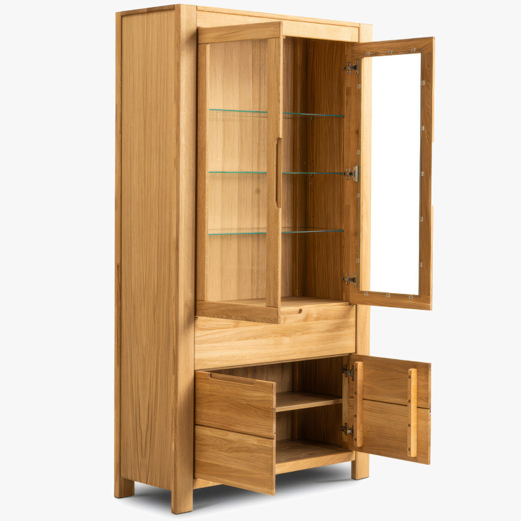 Tömörfa magas vitrin üvegajtókkal és fix polcokkal  - 2