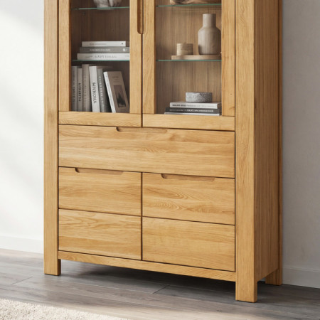 Tömörfa magas vitrin üvegajtókkal és fix polcokkal  - 3