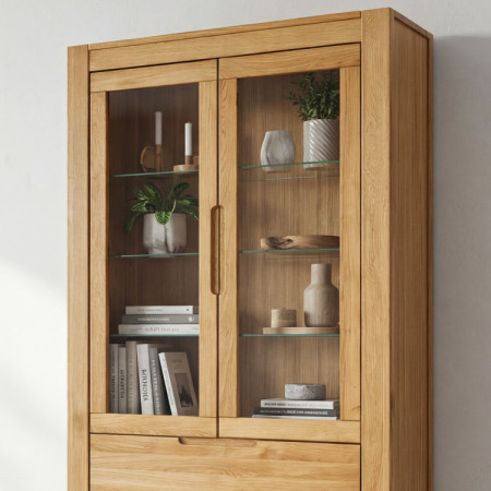 Tömörfa magas vitrin üvegajtókkal és fix polcokkal  - 4