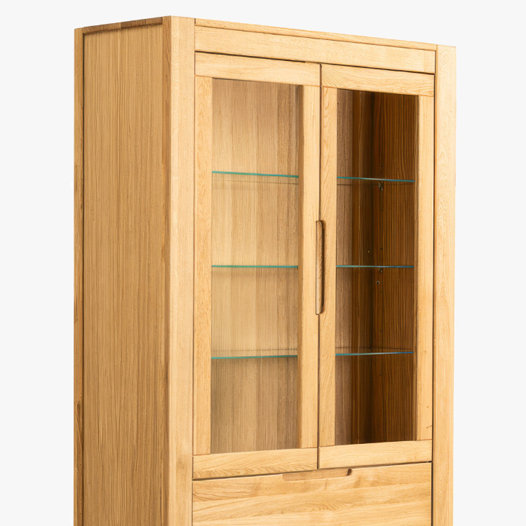 Tömörfa magas vitrin üvegajtókkal és fix polcokkal  - 6