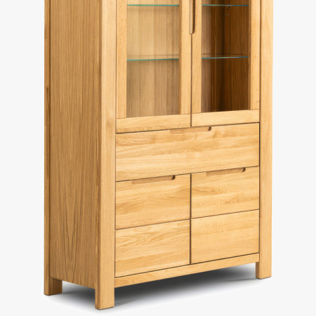 Tömörfa magas vitrin üvegajtókkal és fix polcokkal  - 7