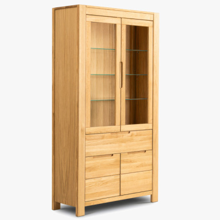 Tömörfa magas vitrin üvegajtókkal és fix polcokkal  - 8