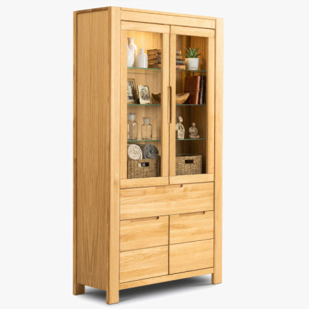 Tömörfa magas vitrin üvegajtókkal és fix polcokkal  - 9