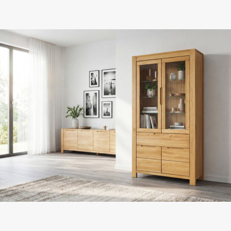 Tömörfa magas vitrin üvegajtókkal és fix polcokkal  - 10