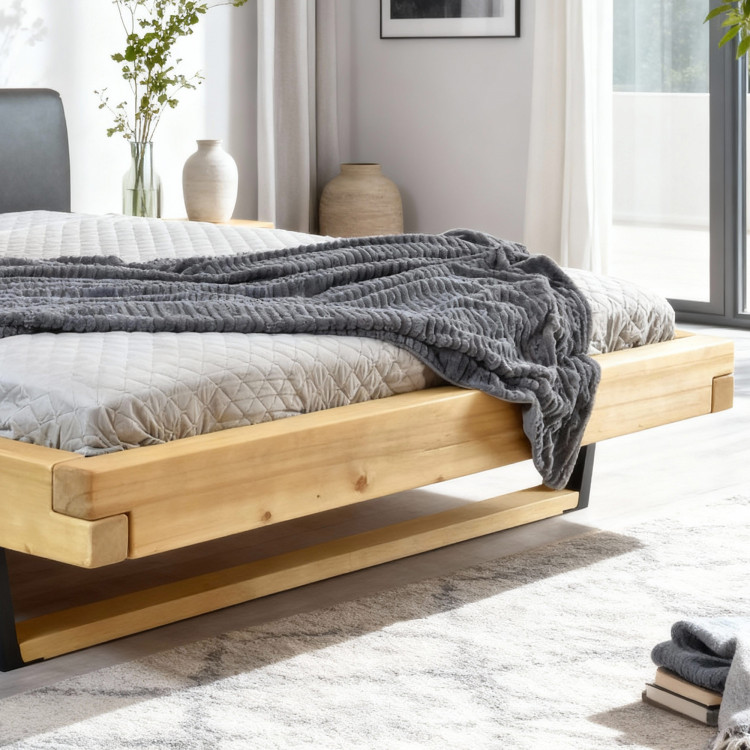 Tömörfa ágy lábakkal, Laura fenyő 200 x 200 cm