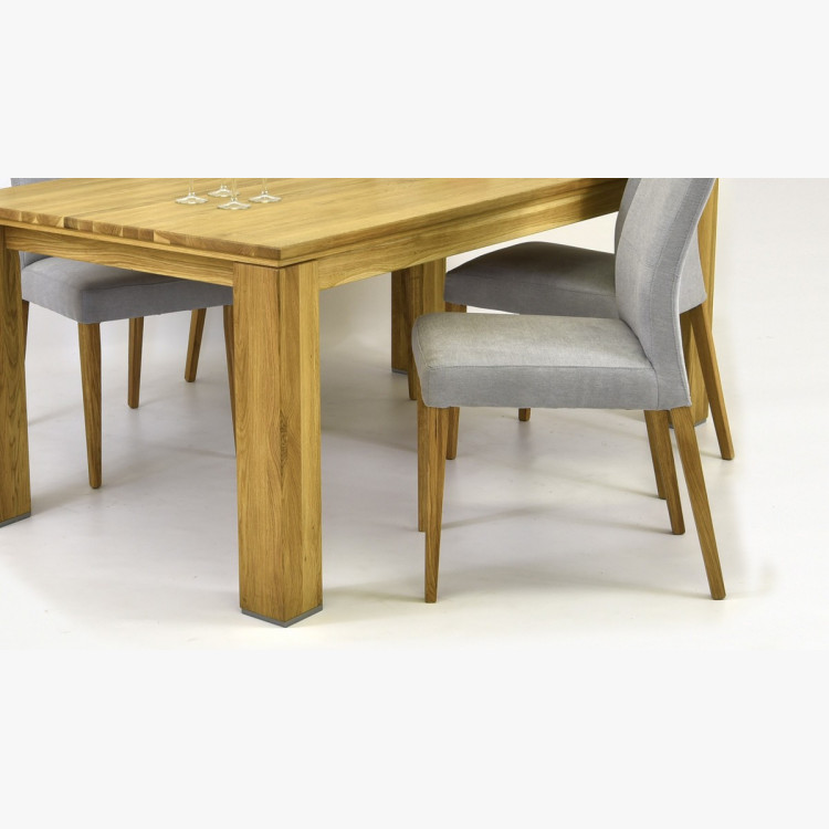 Szürke szék és fa asztal  - 4