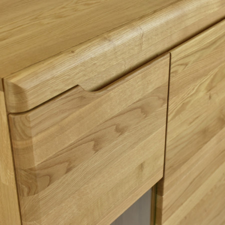 Alacsony vitrineszekrény tölgyfa tömörfából lábakon, Praha típus 45