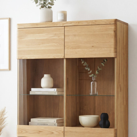 Kétajtós fa vitrin lábakon, Praha 12