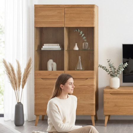 Kétajtós fa vitrin lábakon, Praha 12