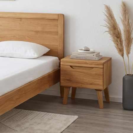 Éjjeli szekrény tölgy lábakkal, Praha