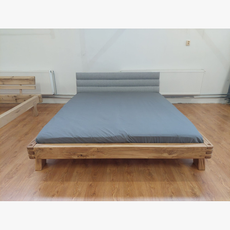 Tölgyfa ágy kárpitozott fejtámlával 180×200 – (kiállítási darab, outlet)