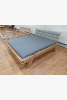 Tölgyfa ágy kárpitozott fejtámlával 180×200 – (kiállítási darab, outlet) 2