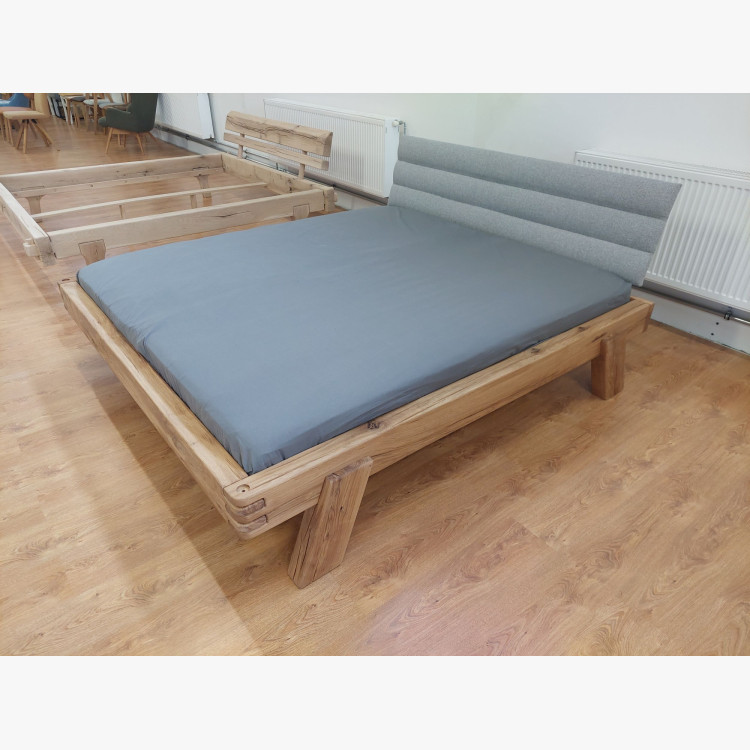 Tölgyfa ágy kárpitozott fejtámlával 180×200 – (kiállítási darab, outlet)