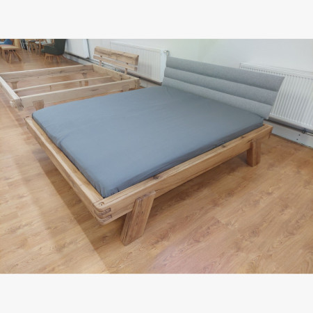 Tölgyfa ágy kárpitozott fejtámlával 180×200 – (kiállítási darab, outlet)