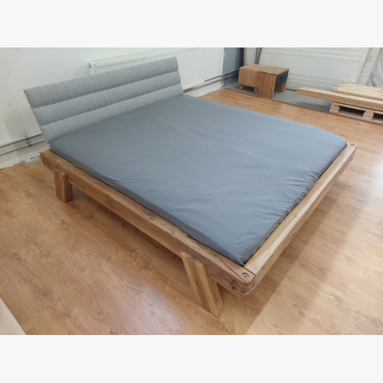 Tölgyfa ágy kárpitozott fejtámlával 180×200 – (kiállítási darab, outlet)