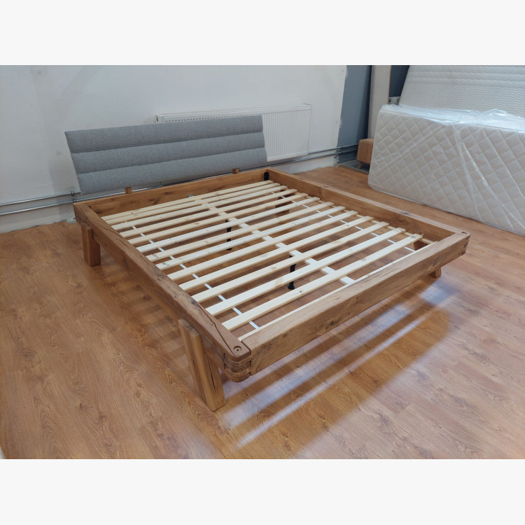 Tölgyfa ágy kárpitozott fejtámlával 180×200 – (kiállítási darab, outlet)
