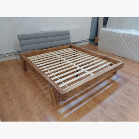 Tölgyfa ágy kárpitozott fejtámlával 180×200 – (kiállítási darab, outlet)