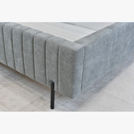 Kárpitozott ágy 180x200 szürke tárolóval és ágyráccsal