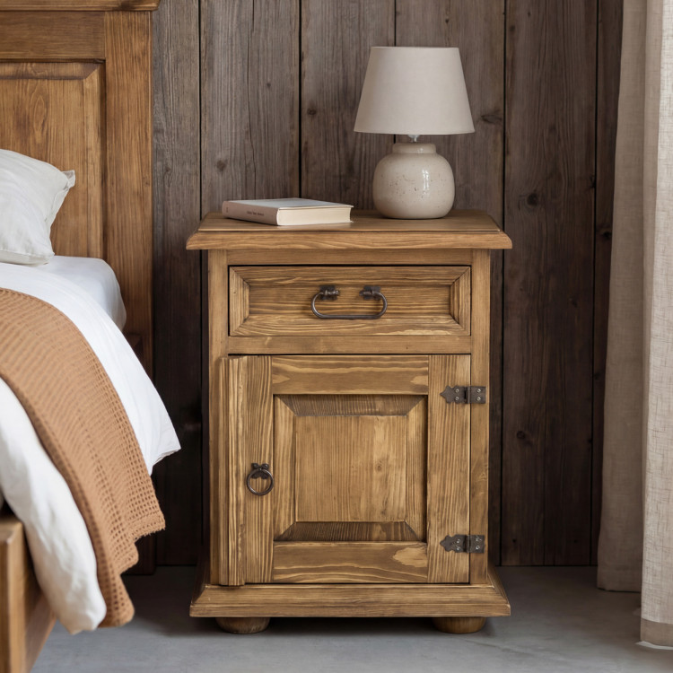 Éjjeliszekrény vidéki stílusban