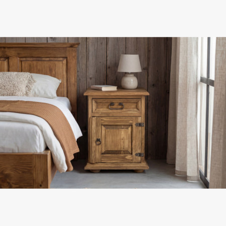 Éjjeliszekrény vidéki stílusban