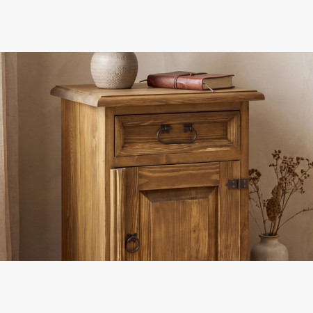 Éjjeliszekrény vidéki stílusban