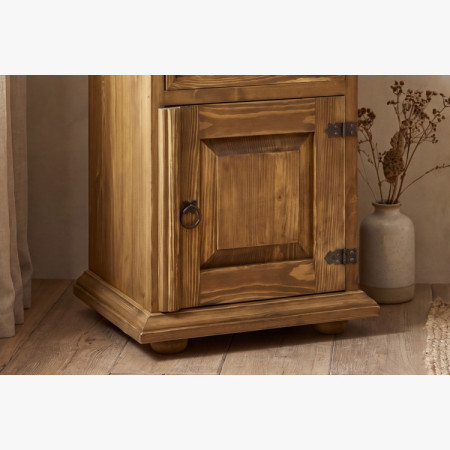 Éjjeliszekrény vidéki stílusban