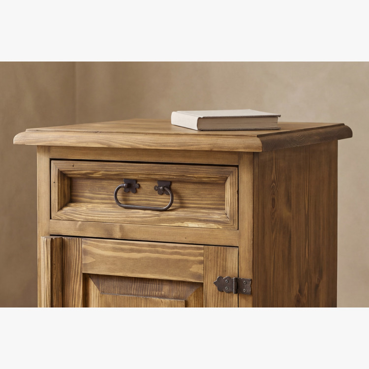 Éjjeliszekrény vidéki stílusban