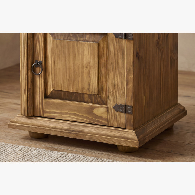 Éjjeliszekrény vidéki stílusban