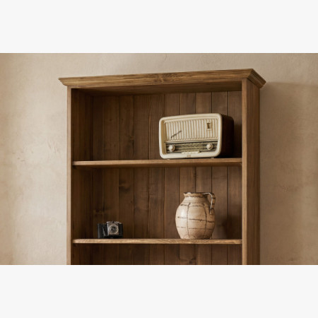 Könyvespolc rusztikus stílusban