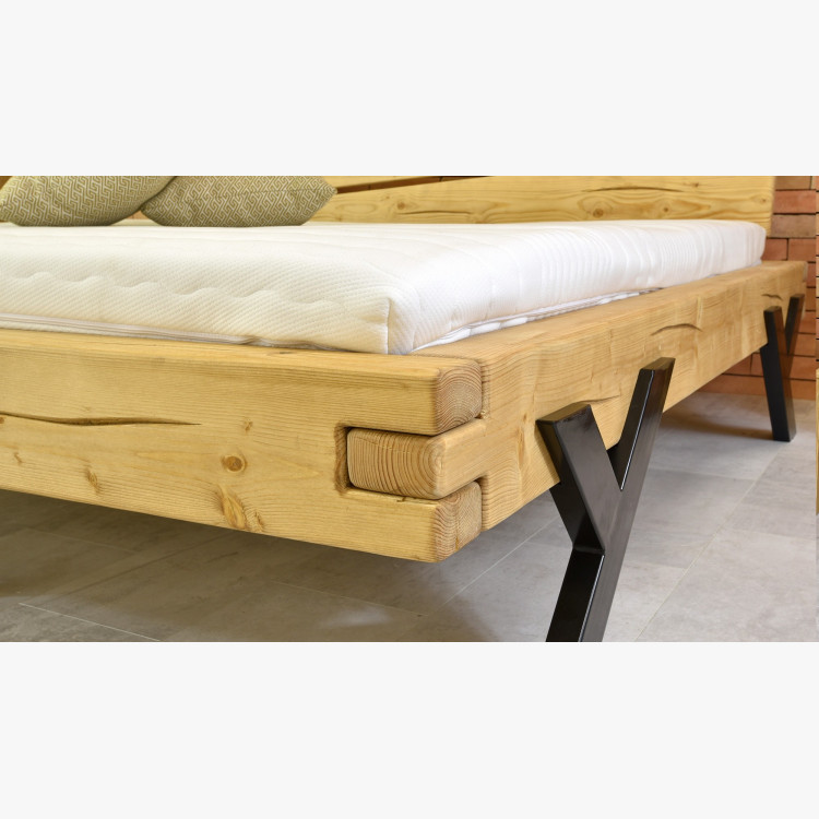 Stílusos tömörfa ágy, acél lábak Y alakban, 160 x 200 cm  - 6