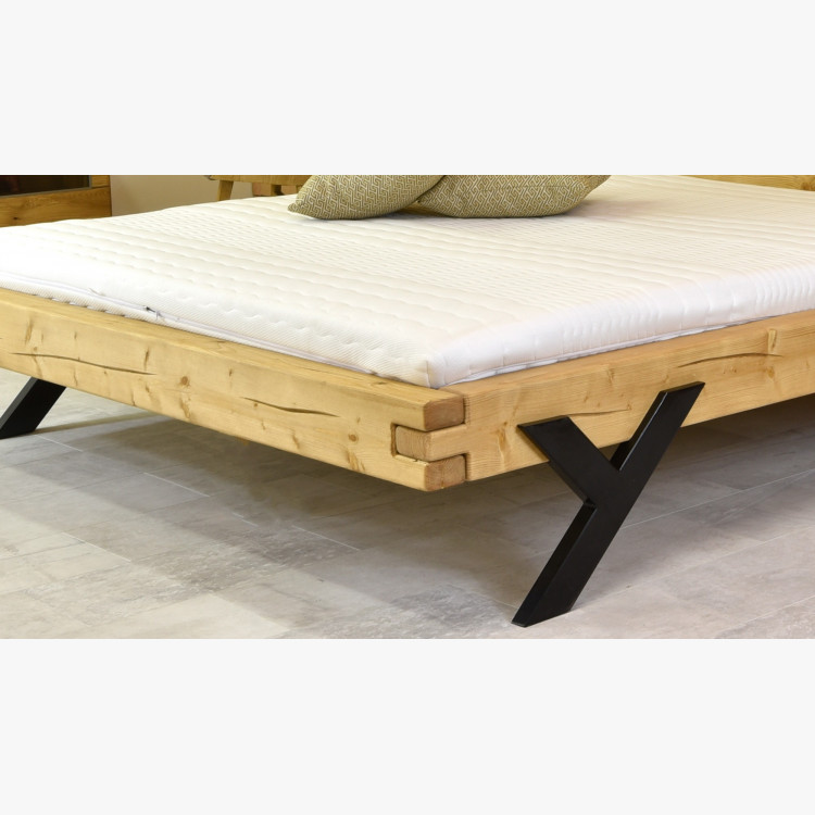 Stílusos tömörfa ágy, acél lábak Y alakban, 180 x 200 cm  - 7