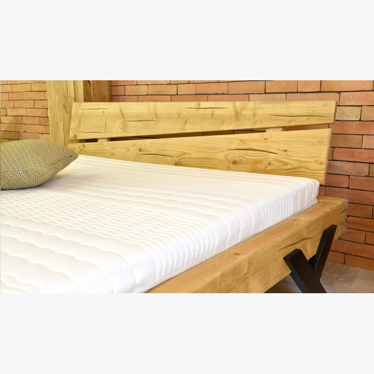 Stílusos tömörfa ágy, acél lábak Y alakban, 180 x 200 cm , Fa ágyak